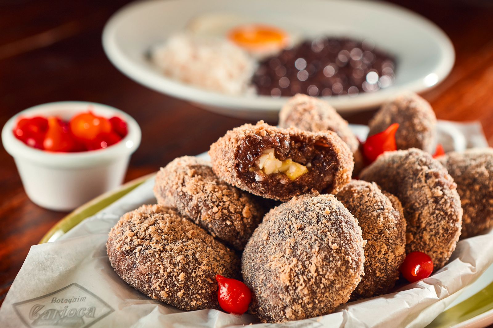 Bolinho de arroz e feij&atilde;o preto &eacute; sugest&atilde;o do Botequim Carioca para a Copa do Mundo