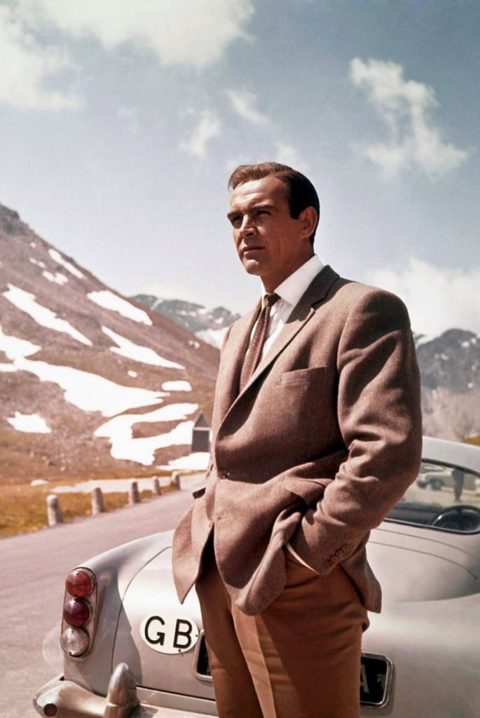 007-carro Sean Connery ao lado de seu Aston Martin DB5 na franquia 007.