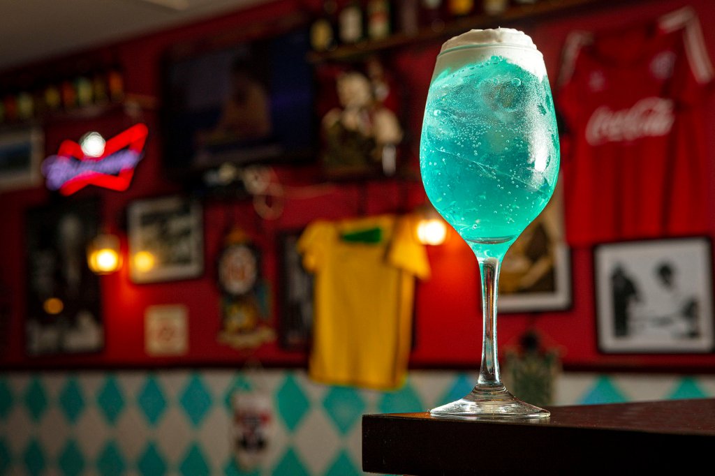 Inspirado na Argentina, o drink de coloração azul é feito com Curaçau e espumante