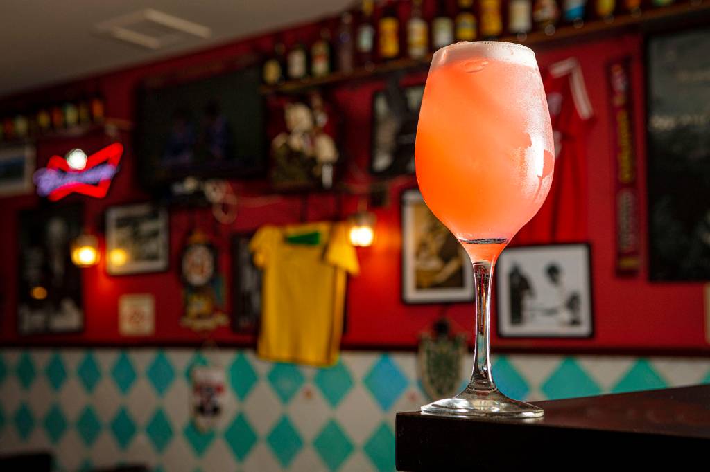 O drink inspirado no time inglês é feito com Gin Gordon e xarope de cramberry O drink inspirado no time inglês é feito com Gin Gordon e xarope de cramberry