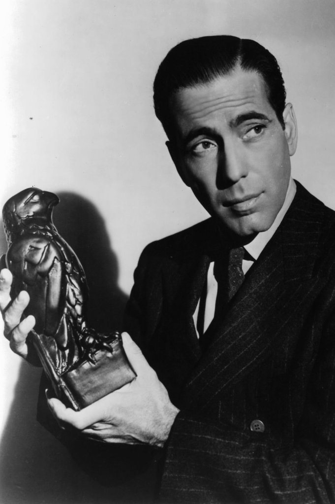 Humphrey Bogart segurando estátua em 