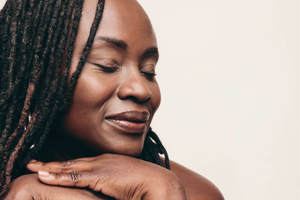 9 produtos de maquiagem perfeitos para a pele negra