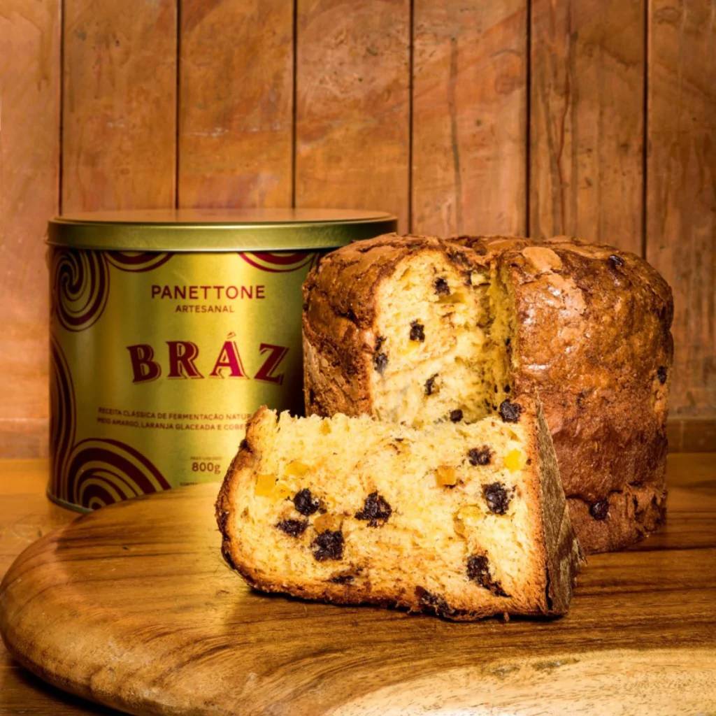 Panettone de chocolate meio amargo, laranja glaceada e castanhas - Bráz