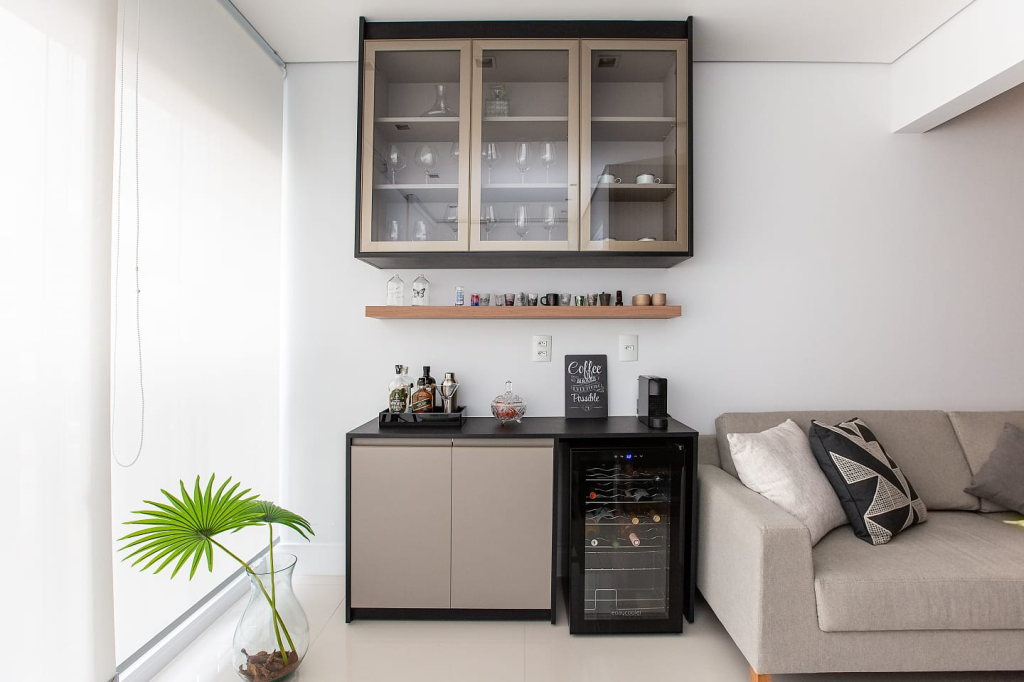 Decoração bar em casa Arquiteta recomenda deixar à mostra garrafas, taças e demais acessórios.