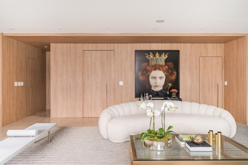 Apartamento instagramável Uma obra de arte grande e central traz sofisticação ao ambiente.