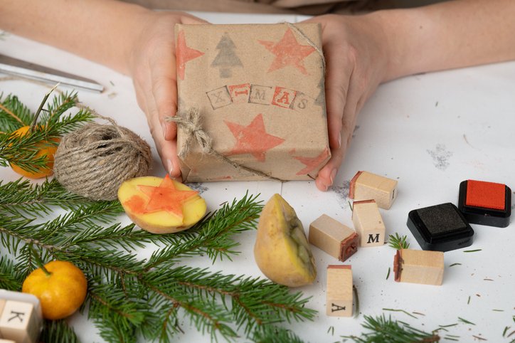 Ideias criativas de embrulhos de presente de Natal, carimbo de batata