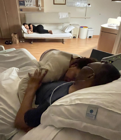 Na sexta-feira (23), Kely Nascimento, filha de Pelé, publicou uma foto abraçada ao pai no hospital