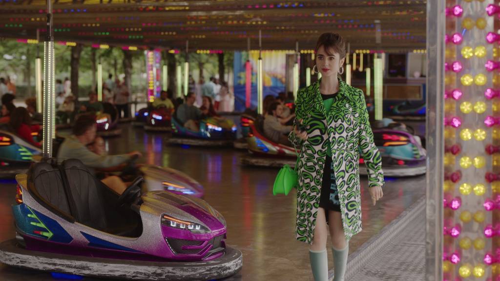 lily-collins-emily-em-paris-3-temporada Lily Collins em cena do quarto episódio do seriado da Netflix.