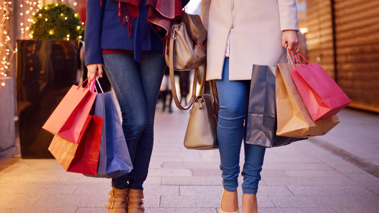 Excesso de campanhas publicitárias e necessidade de pertencimento favorecem o consumismo excessivo nesta época do ano.