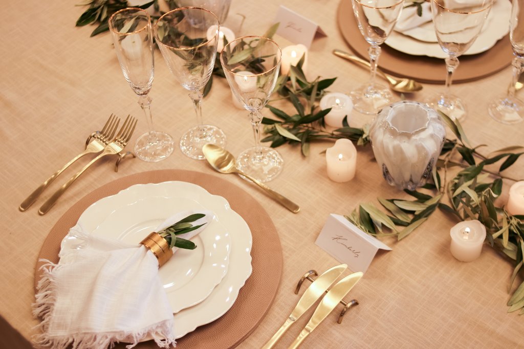 A mesa composta pela Casa Valli traz elementos minimalistas e aposta nas folhagens