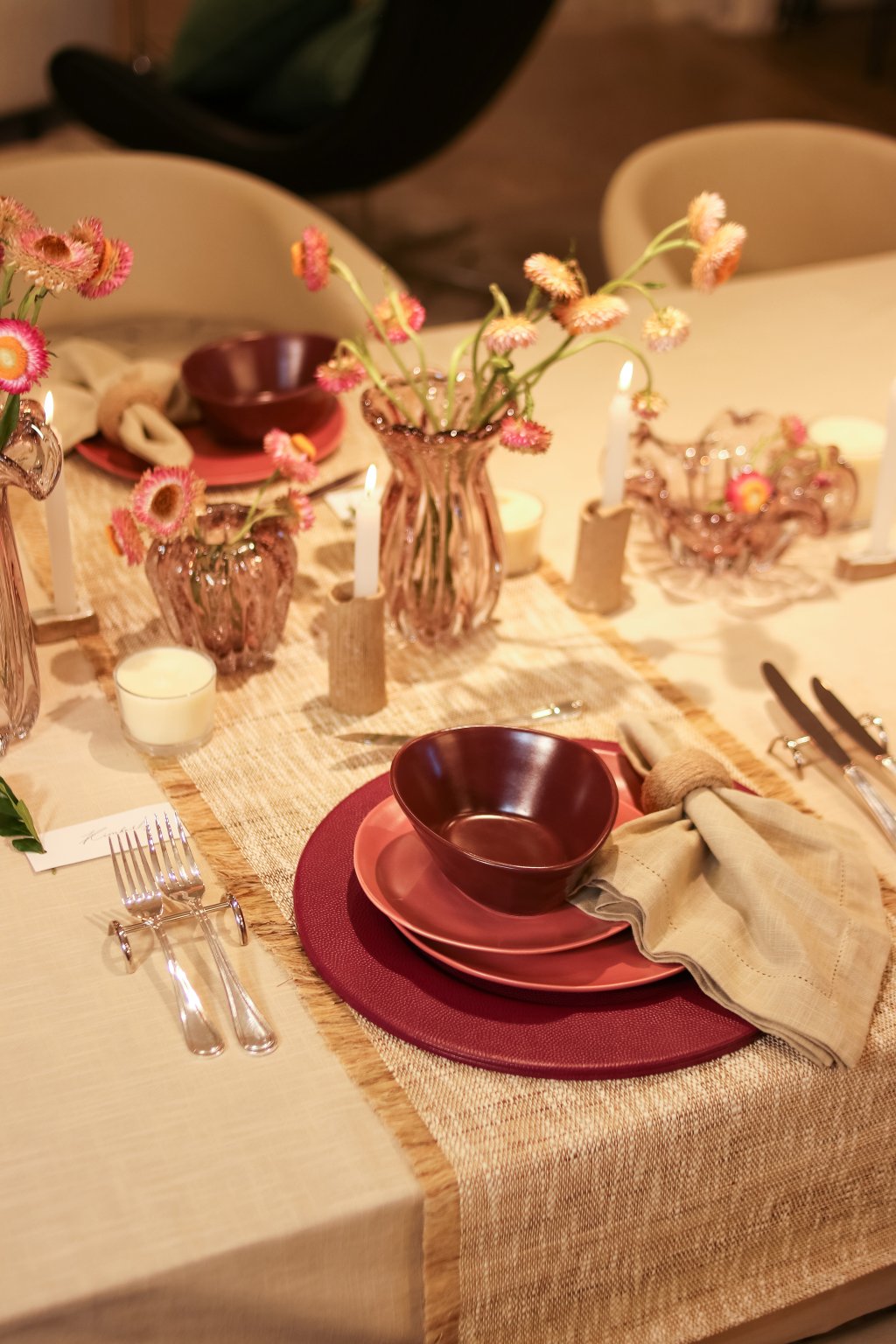 Com vidro murano e cerâmica na cor rosa, a mesa criada pela Casa Valli segue a tendência de tons divertidos combinados com o minimalismo de uma toalha de algodão