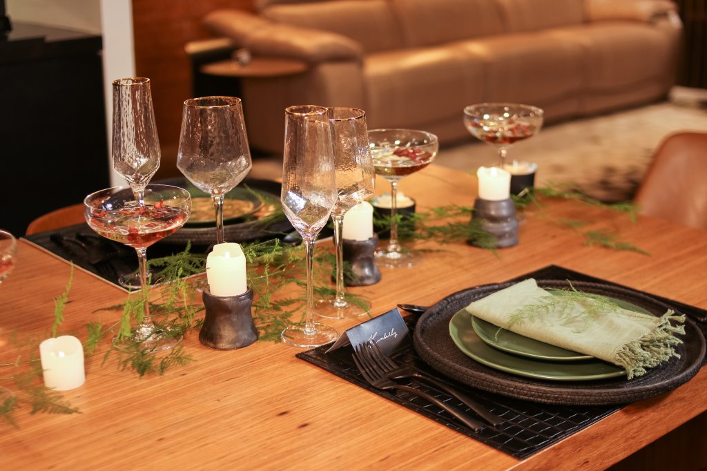 Com louça e sousplat pretos, essa mesa proposta pela Casa Valli traz uma variedade de cores, mas sem perder a essência natalina
