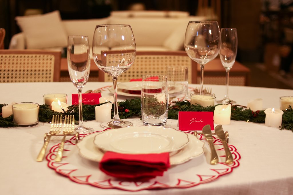 Mantendo os elementos clássicos da data, essa mesa criada pela Casa Valli traz uma toalha de algodão neutra e aposta no verde e vermelho, mas sem carregar na décor