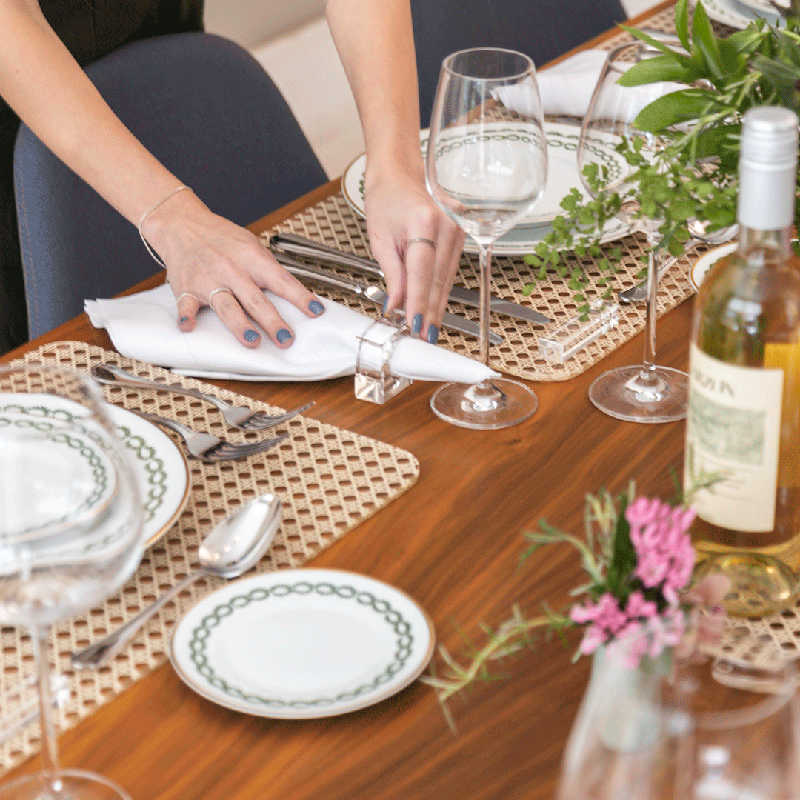 Na mesa da Onom Design, proposta por Mônica Ceballos, os anéis de guardanapo são de acrílico, dando sobriedade à decoração Na mesa da Onom Design, proposta por Mônica Ceballos, os anéis de guardanapo são de acrílico, dando sobriedade à decoração