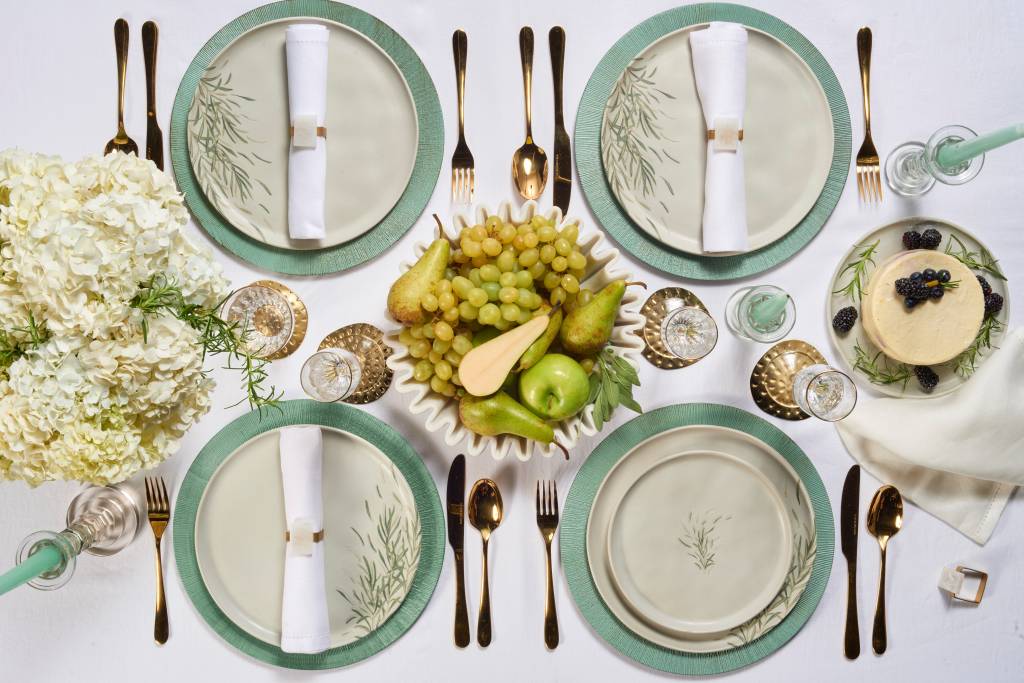 Nomeada “Mesa Alecrim”, a mesa de Natal criada pela Le Lis Casa traz um visual moderno norteado por tons de verde e dourado Nomeada