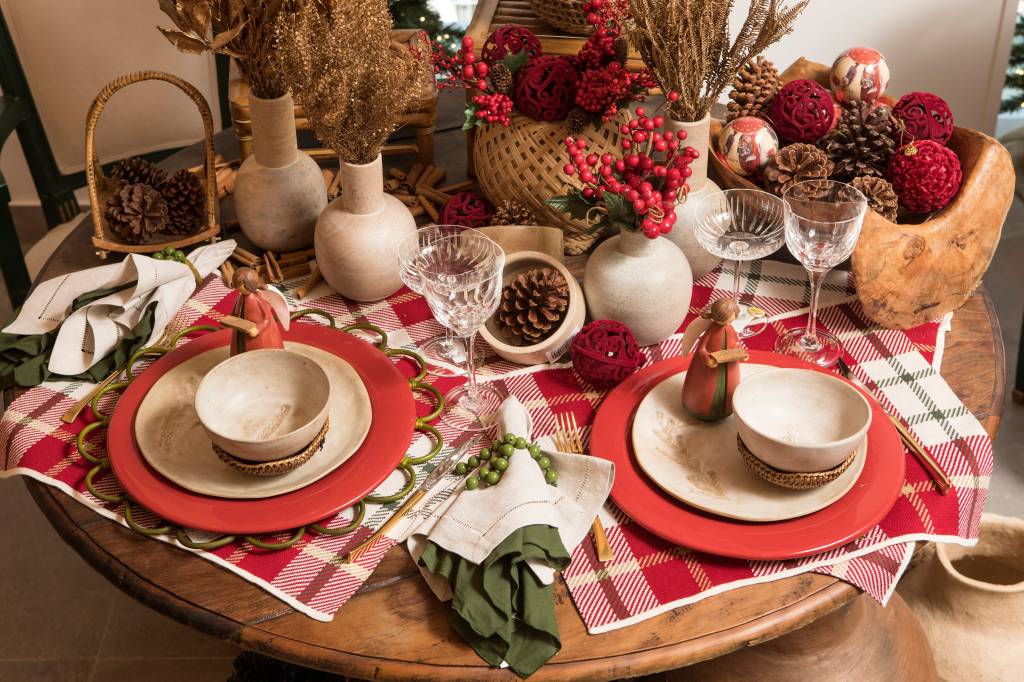 Criada pela decorada Tuca Benetti para a Divino Espaço, a mesa traz elementos clássicos da data, mas com elementos que trazem um frescor Criada pela decorada Tuca Benetti para a Divino Espaço, a mesa traz elementos clássicos da data, mas com elementos que trazem um frescor