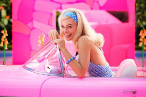 Margot Robbie em cena de "Barbie".