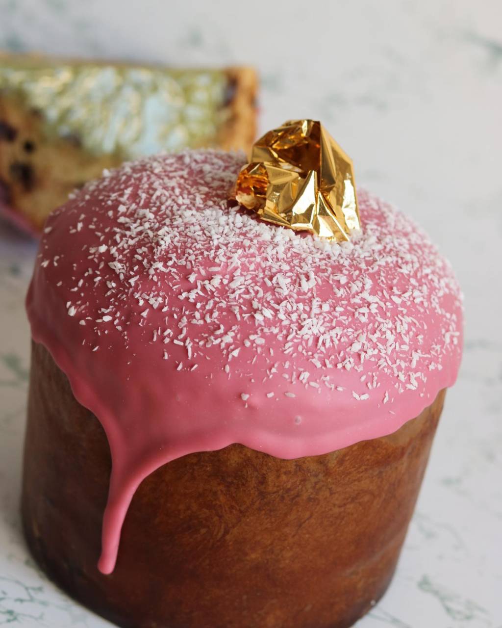 Panettone de matchá com chocolate ruby e coco – Hanami Confeitaria Panettone de matchá com chocolate ruby e coco - Hanami Confeitaria