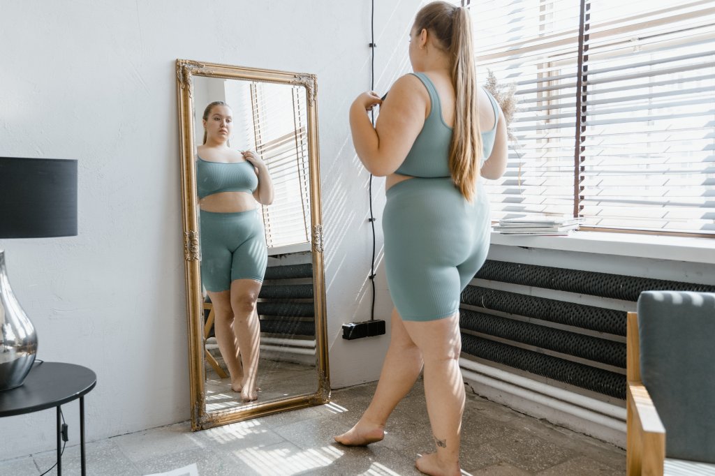 Fat Talk é o termo que define frases pejorativas e diálogos negativos em relação ao corpo, peso ou aparência de alguém.