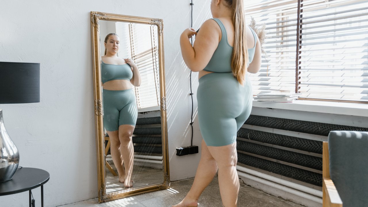 Fat Talk é o termo que define frases pejorativas e diálogos negativos em relação ao corpo, peso ou aparência de alguém.