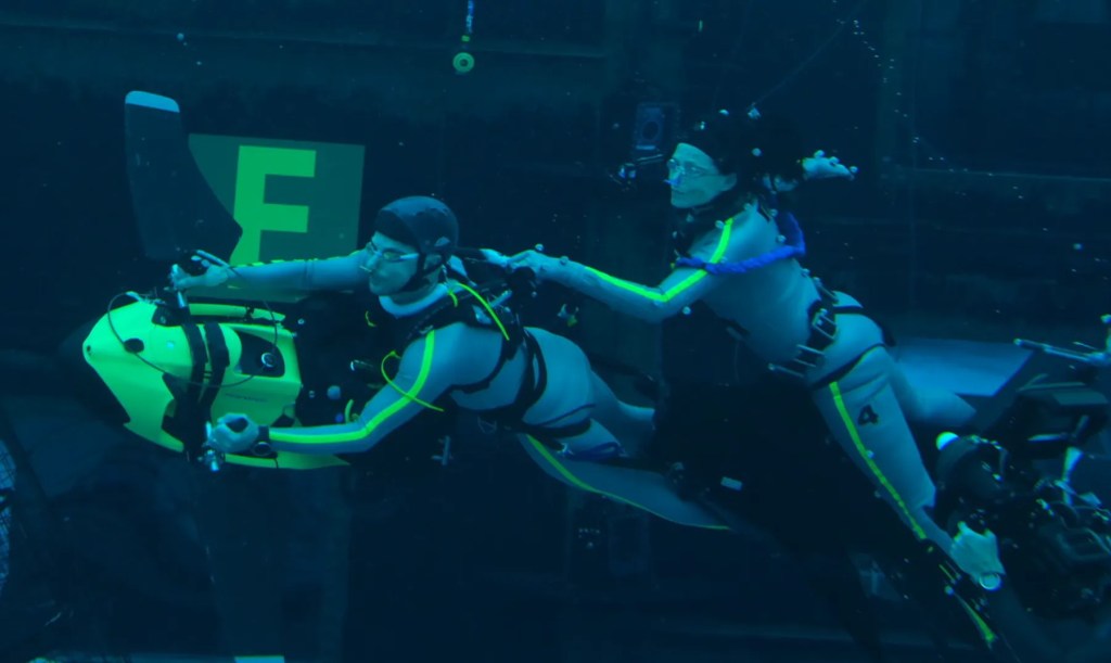 Sigourney Weaver gravando cenas debaixo d'água.