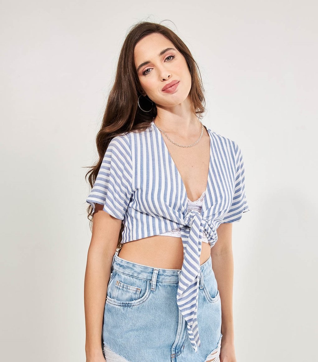 Blusa cropped listrada com amarração