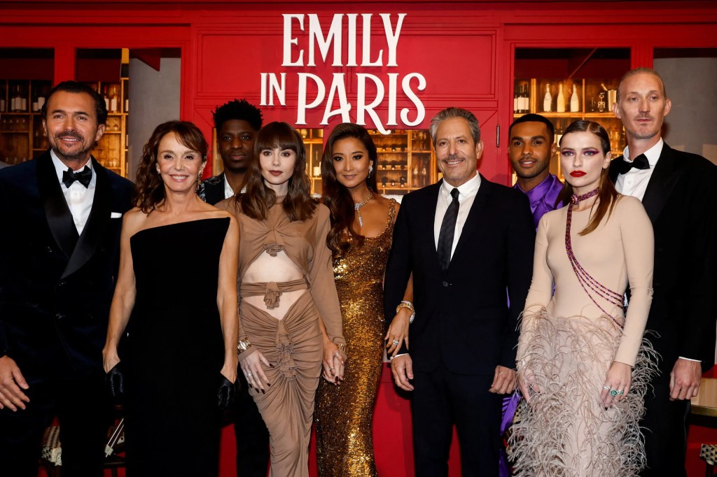 Elenco de Emily em Paris durante festa de lançamento.