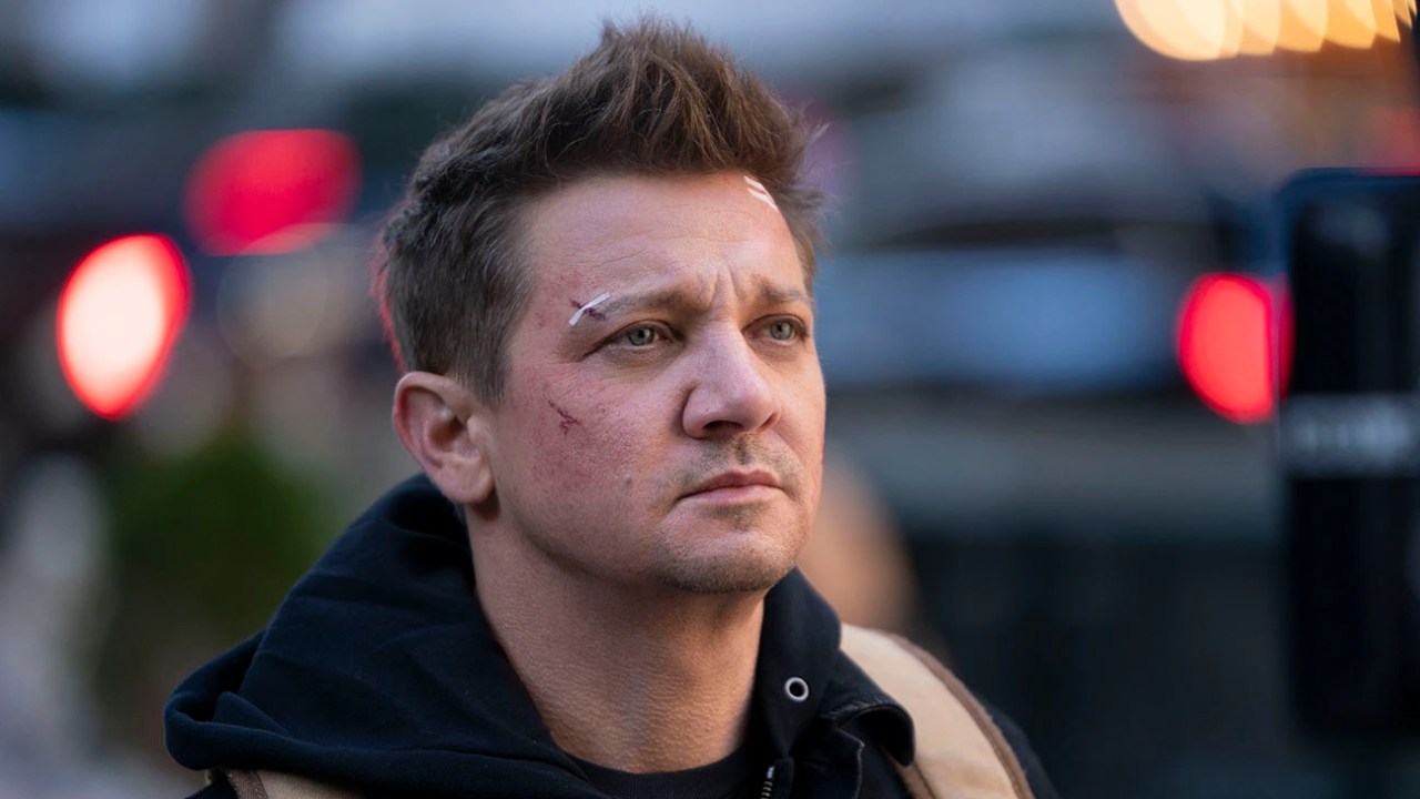 Jeremy Renner em cena do seriado do "Gavião Arqueiro".