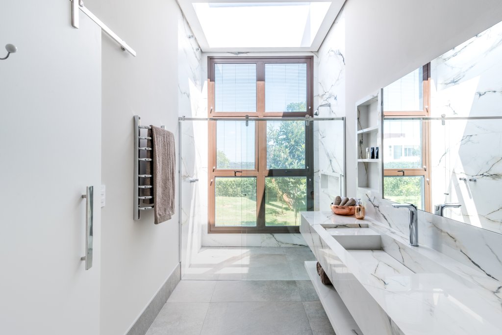 banheiro com box - claraboia e janela