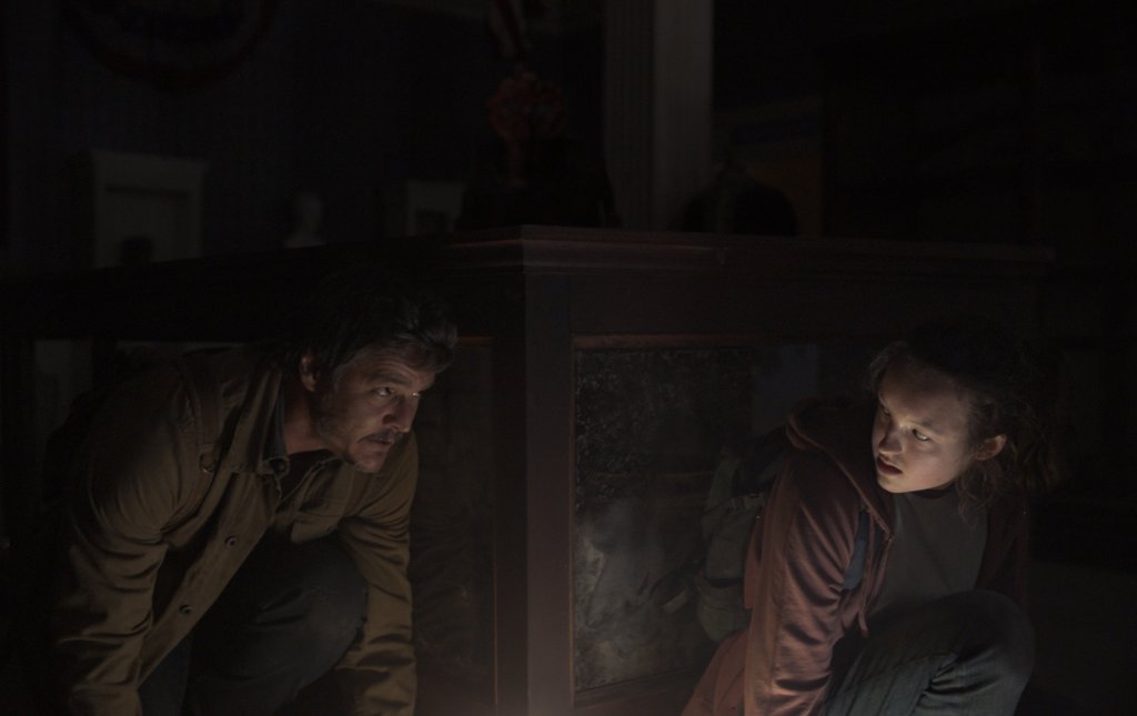Pedro Pascal e Bella Ramsey em cena do terceiro capítulo da série 'The Last of Us'.