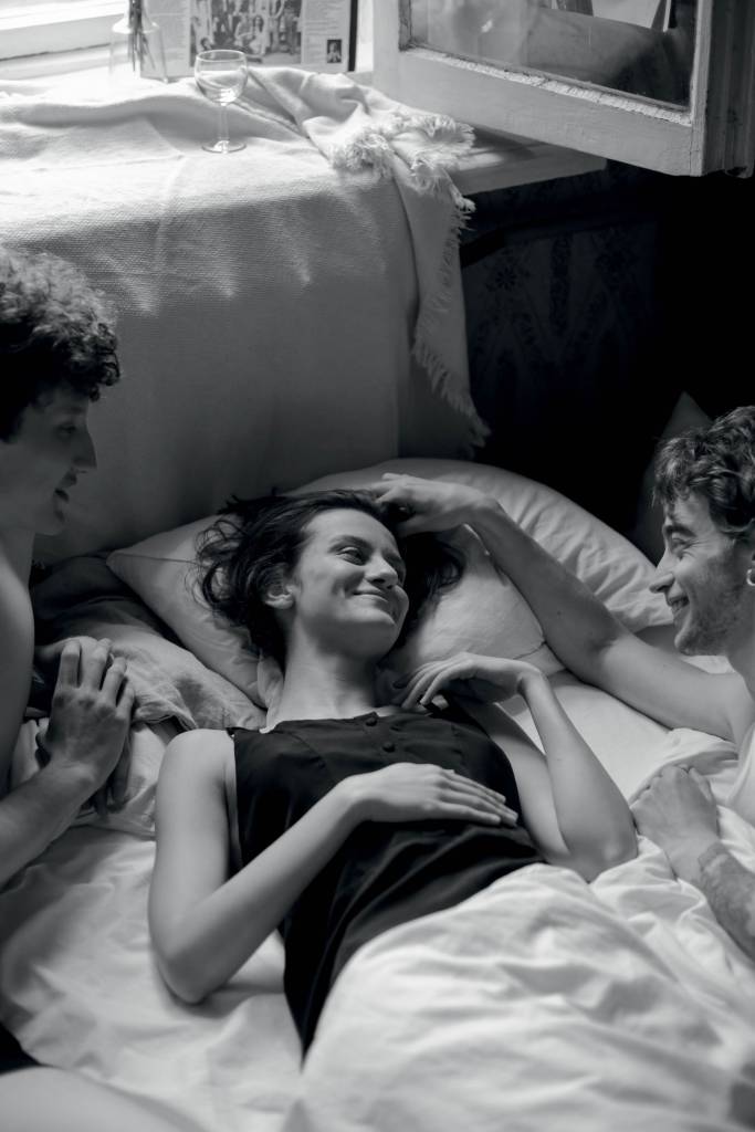 Ménage à trois sexo a três Comunicação e proteção são essenciais para que a prática seja segura e prazerosa para todos os envolvidos.