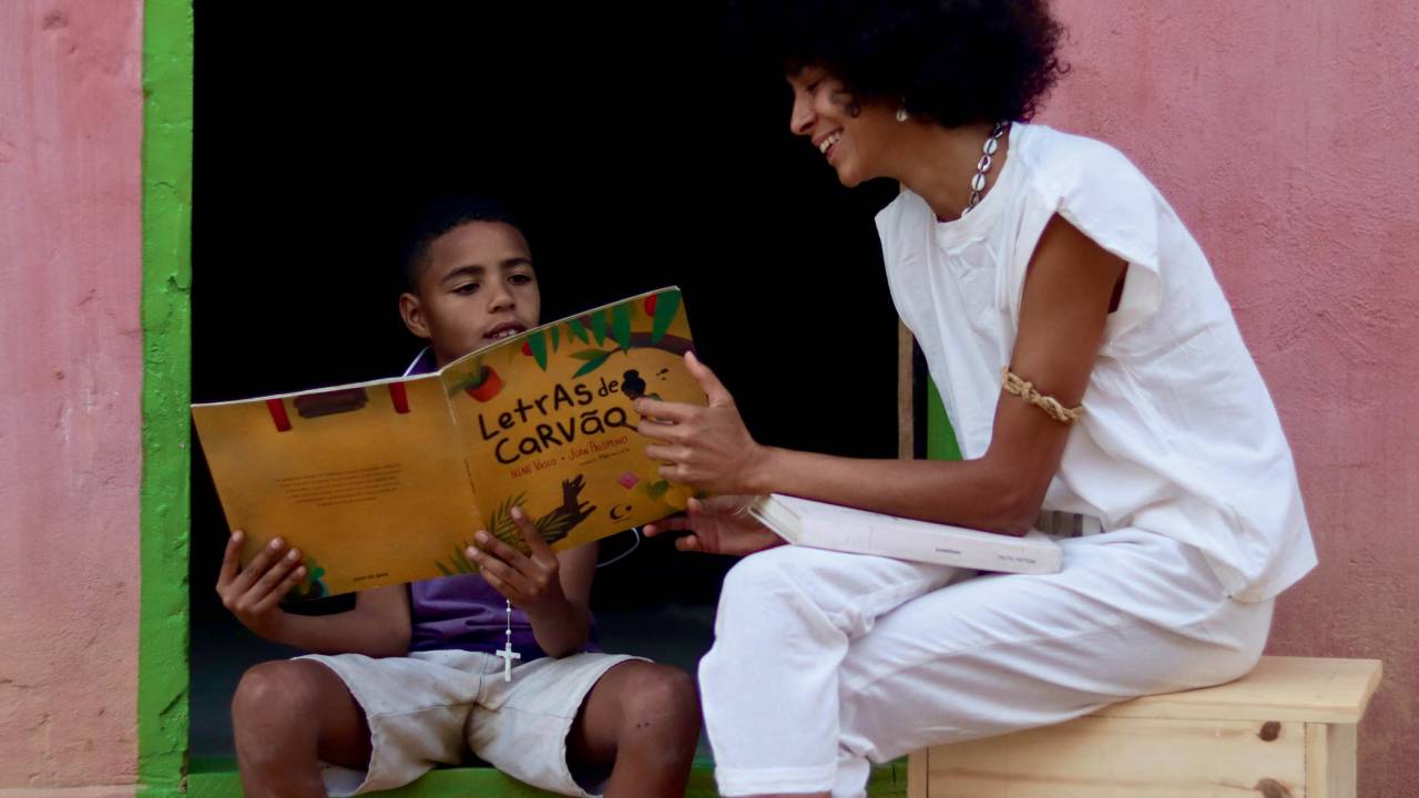 A artista visual Rose Afefé se integrou com a comunidade de Ibicoara (BA), onde criou a Terra Afefé.