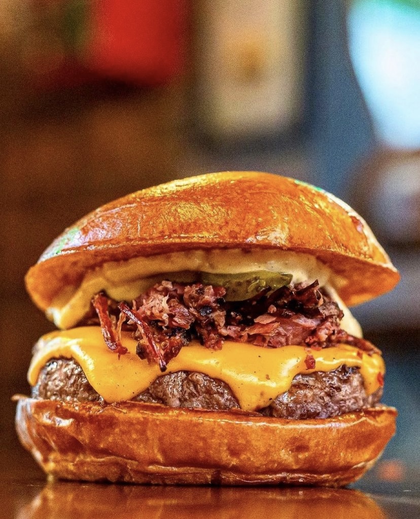 O Y’all Burger & BBQ traz no cardápio o Pastrami Burger, lanche com pastrami artesanal desfiado