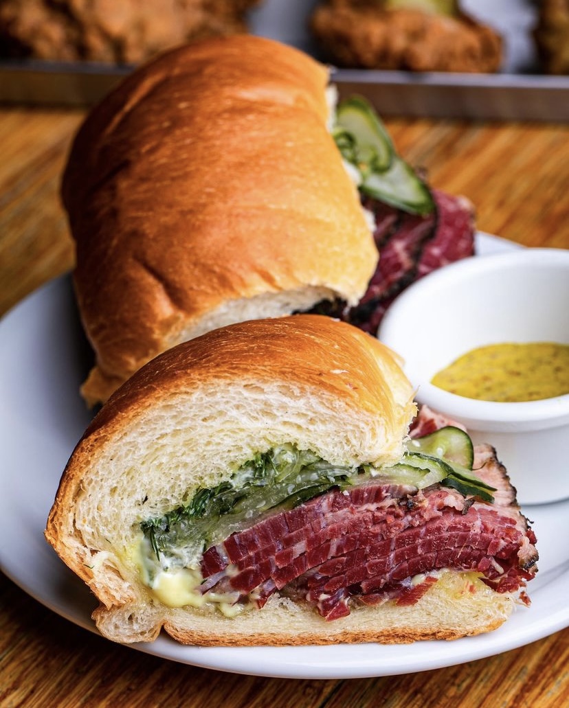 Um clássico do Z Deli Sandwiches, o sanduíche é servido com pastrami quente cortado na faca, relish de pepino e maionese