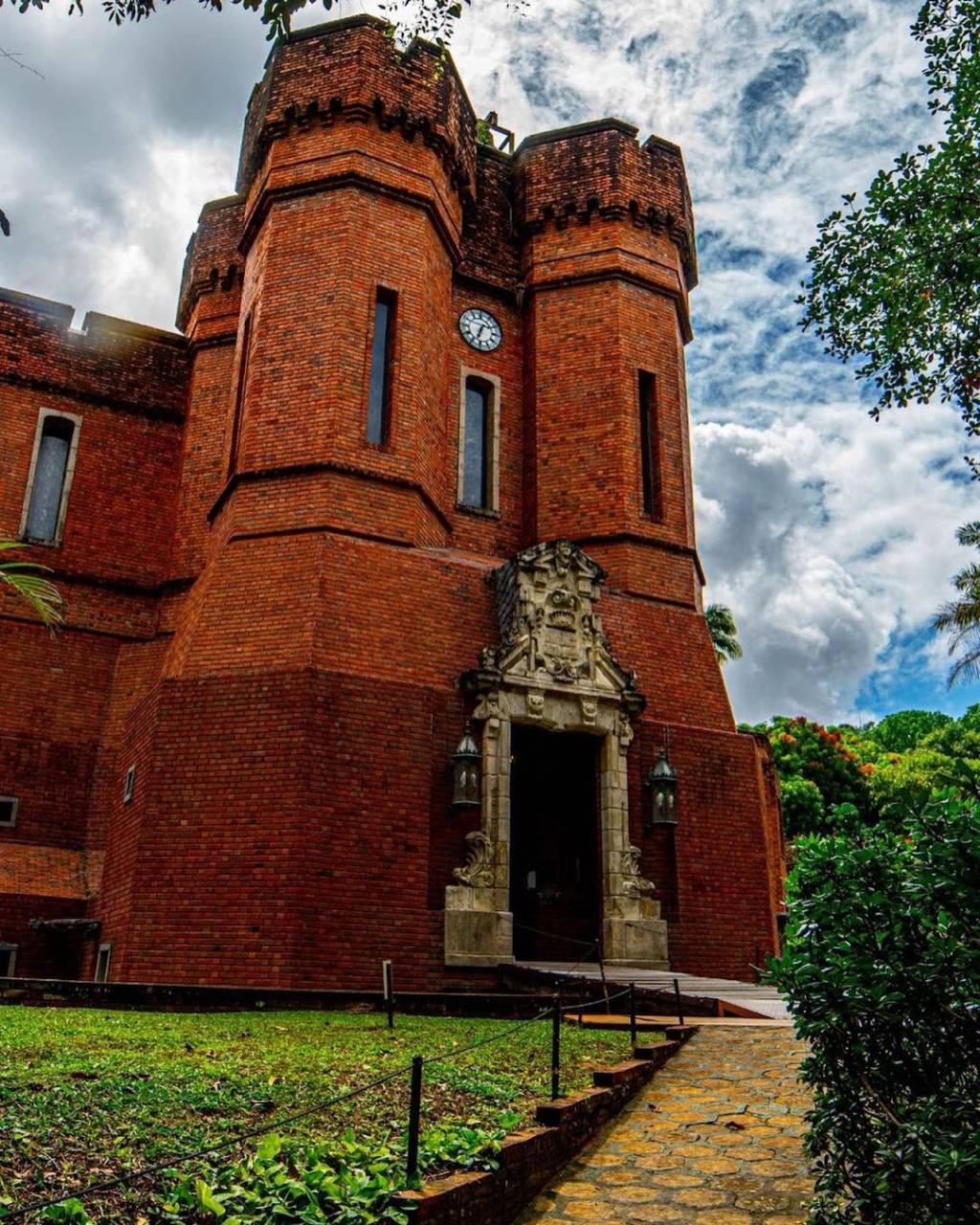 castelo de armas instituo brennand O castelo localizado dentro do Instituto Ricardo Brennand, em Recife