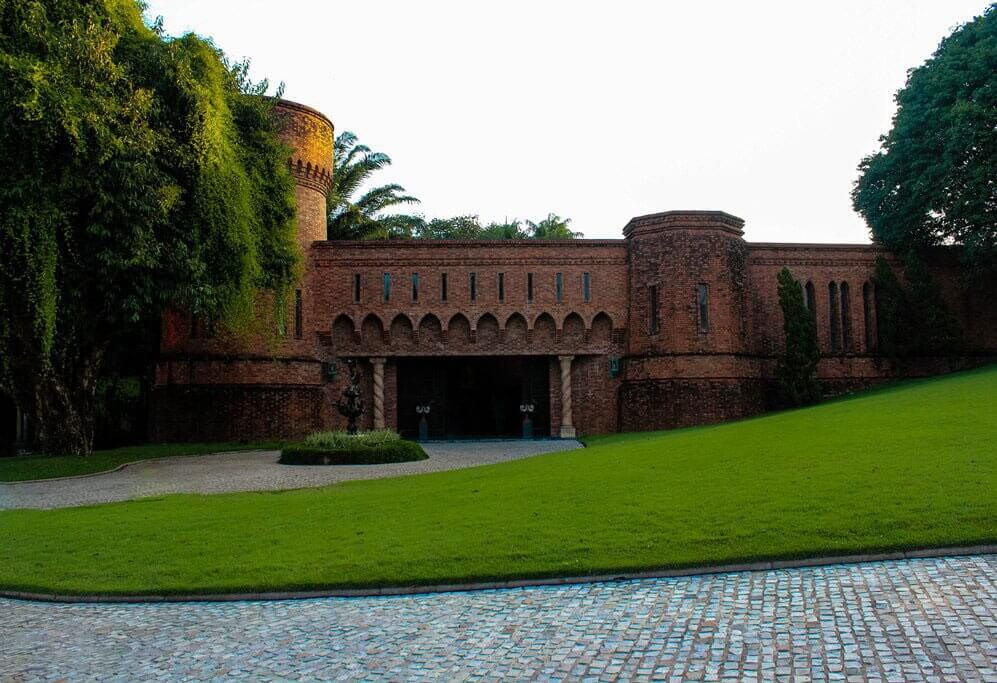 O Museu Castelo São João está localizado dentro do Instituto Ricardo Brennand, em Recife