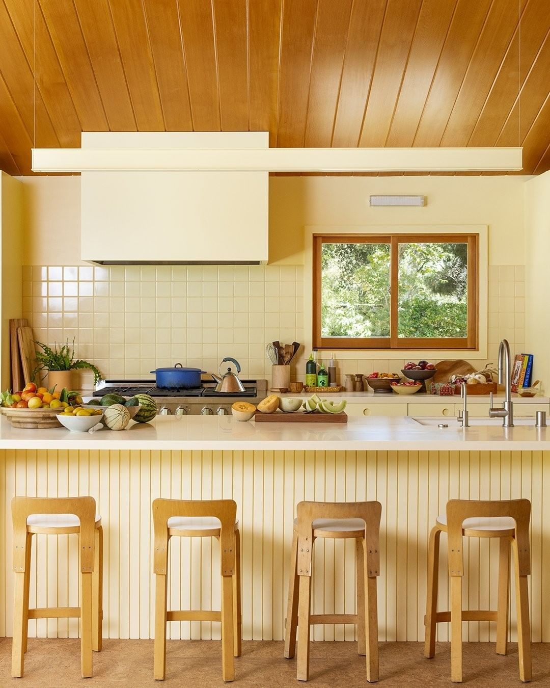 Get Inspired By 10 Kitchen Ideas Without Overhead Cabinets Archyde   Cozinhas Sem Armarios Aereos8 