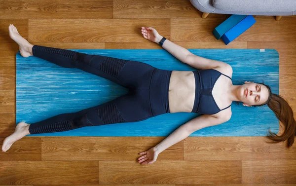 Postura do cadáver (savasana) na yoga.