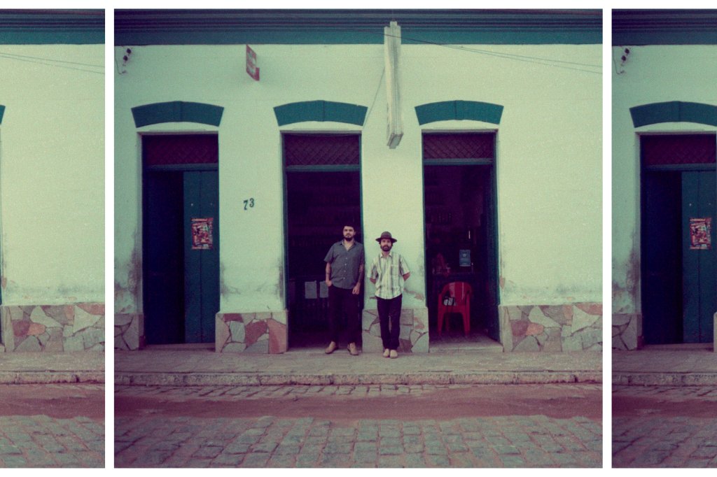 Bruno Brito posa com o sócio, Luis Matuto, em frente à fachada do estúdio Arado, em Queluz (SP).