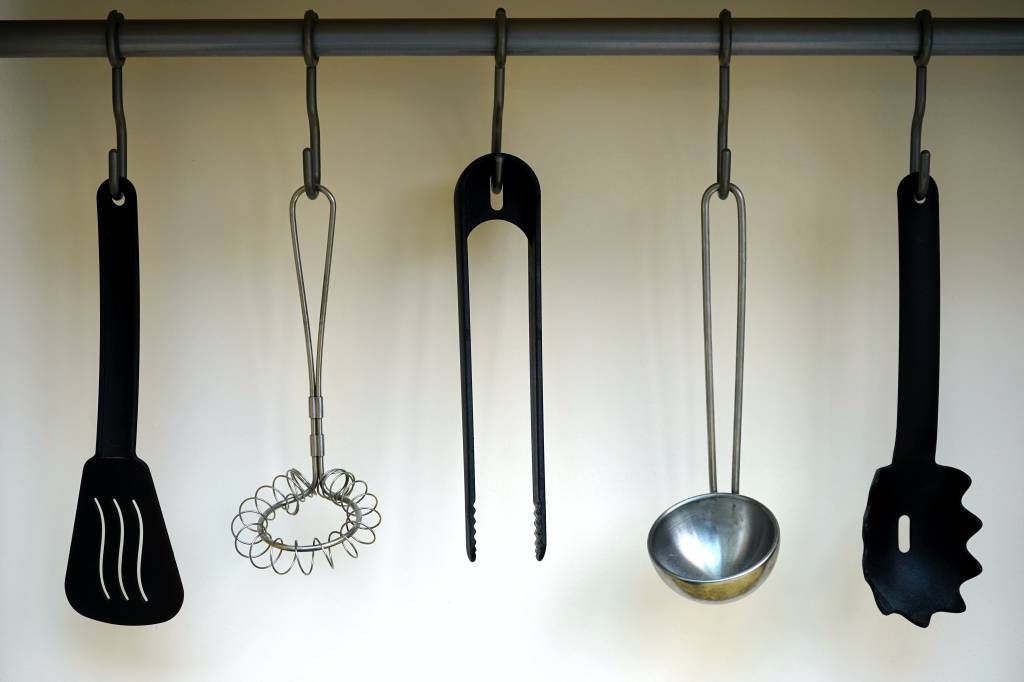 Veja uma listagem de utensílios que são essenciais na cozinha para um Veja uma listagem de utensílios que são essenciais na cozinha para um