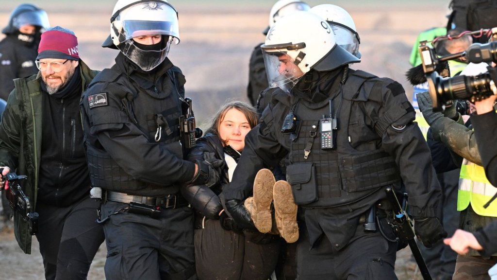 A ativista Greta Thunberg é carregada pela polícia em protesto na Alemanha.