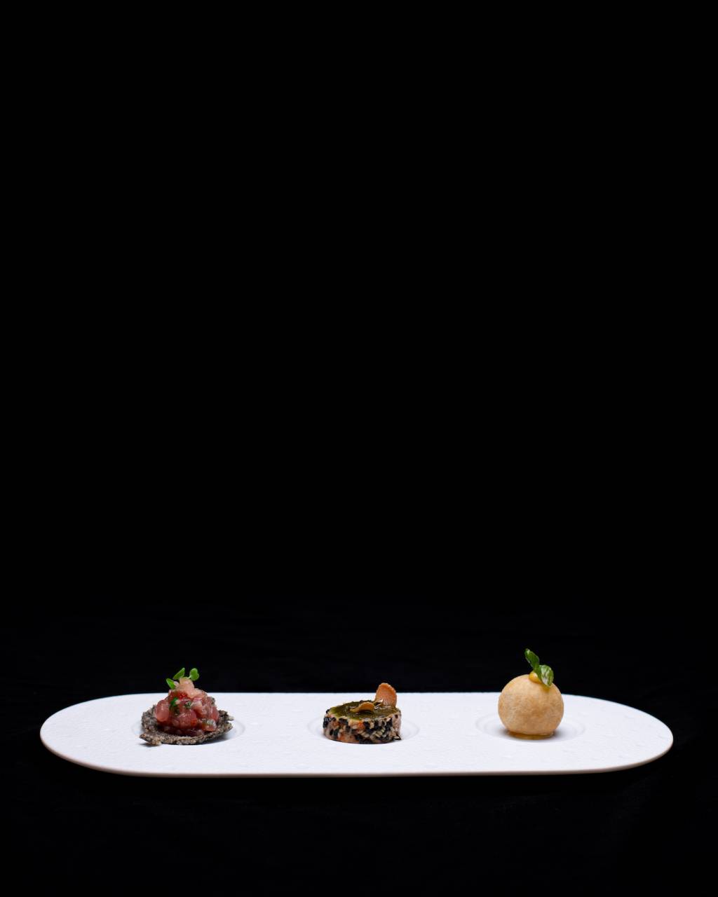 Amuse Bouche com diferentes preparos de atum é um dos destaques do menu degustação do Sea, nas Maldivas Sea, restaurante subaquático do Anantara Kihavah, nas Maldivas