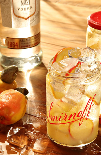 Drinque Caipiroska de caju com limão Drinque Caipiroska de caju com limão