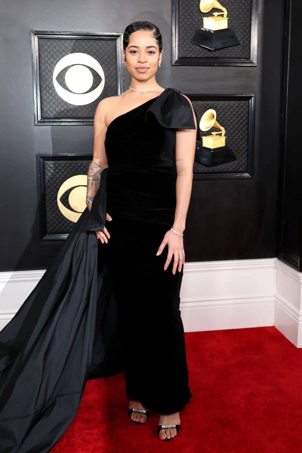 O vestido preto nada básico de Ella Mai no Grammy.