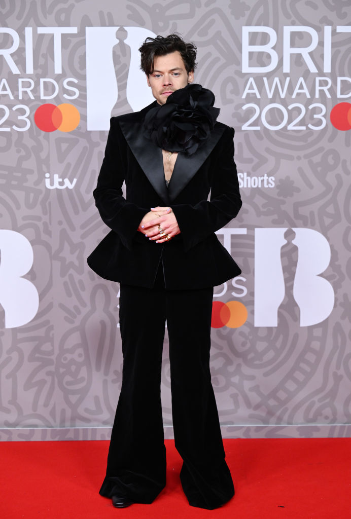 O cantor Harry Styles no tapete vermelho do BRIT Awards 2023