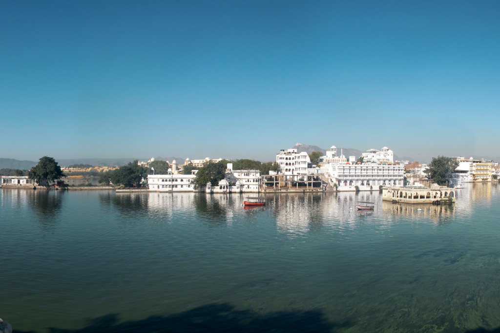 Panorâmica do Lago Pichola, também em Udaipur: ele é artifical, feito de água doce, em 1362