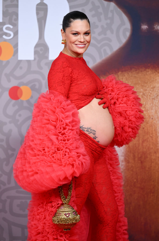 Jessie J, grávida, no tapete vermelho do BRIT Awards 2023