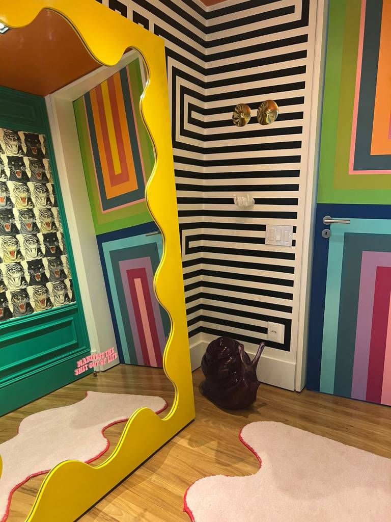 PHOTO-2023-02-06-17-50-53 Um dos pontos especiais do ambiente é o caracol de vidro, assinado por Jonathan Adler.