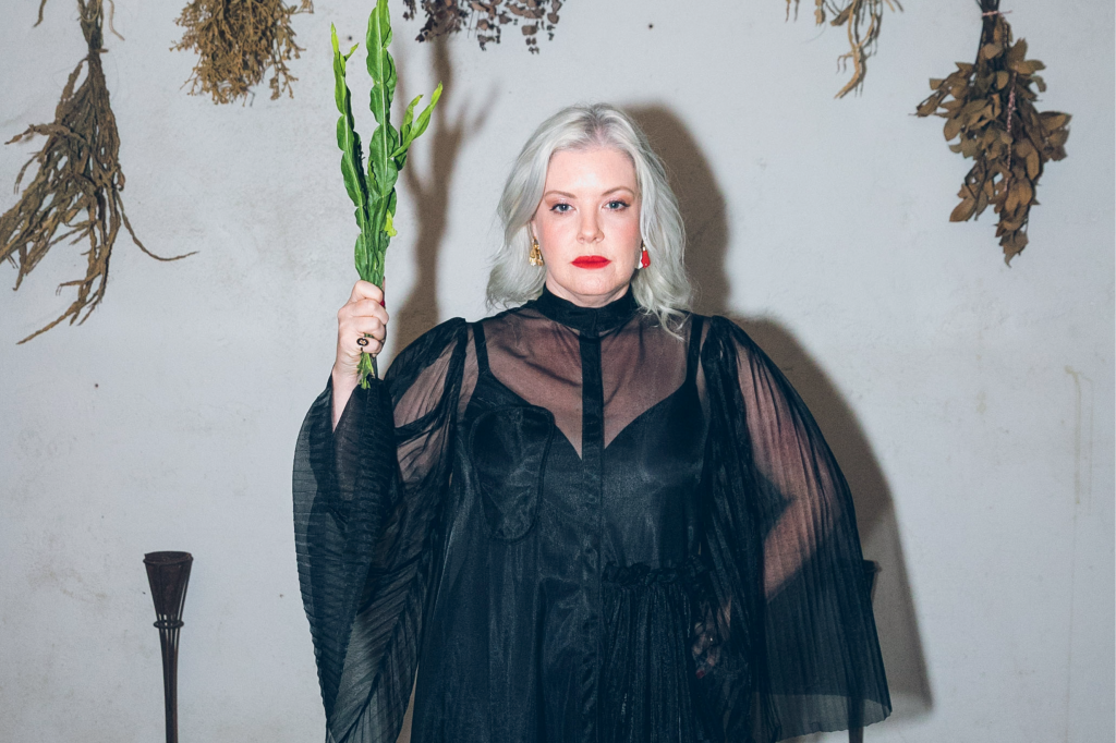 Sai o negroni e entra a carqueja: drinques brasileiros de Néli Pereira