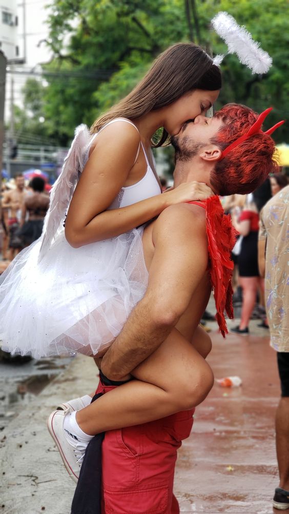 beijo-carnaval-fantasia Para muita gente, Carnaval é sinônimo de pegação.